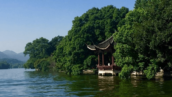 Bình Hồ Thu Nguyệt (Trăng thu trên hồ phẳng lặng)